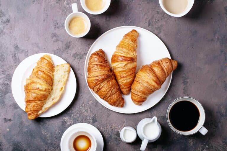 Cafea proaspătă cu croissant